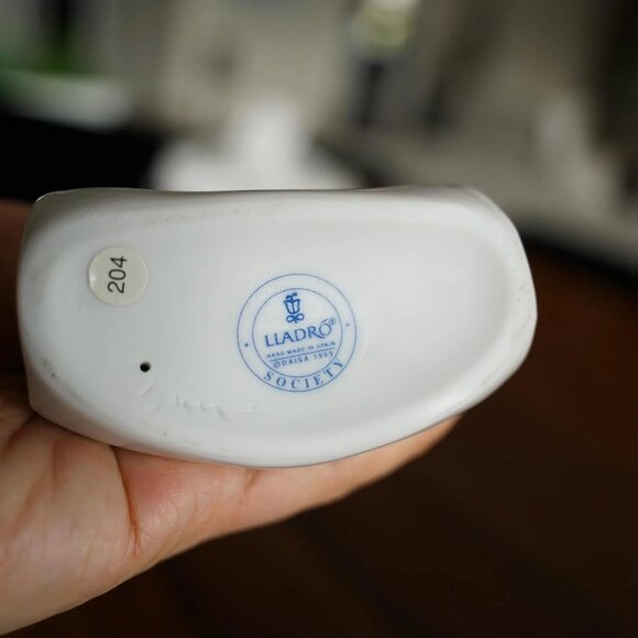 1998 LLADRO SOCIETY GLAZED PORCELAIN "ART BRINGS US TOGETHER" #7677 - Picture 5 of 5